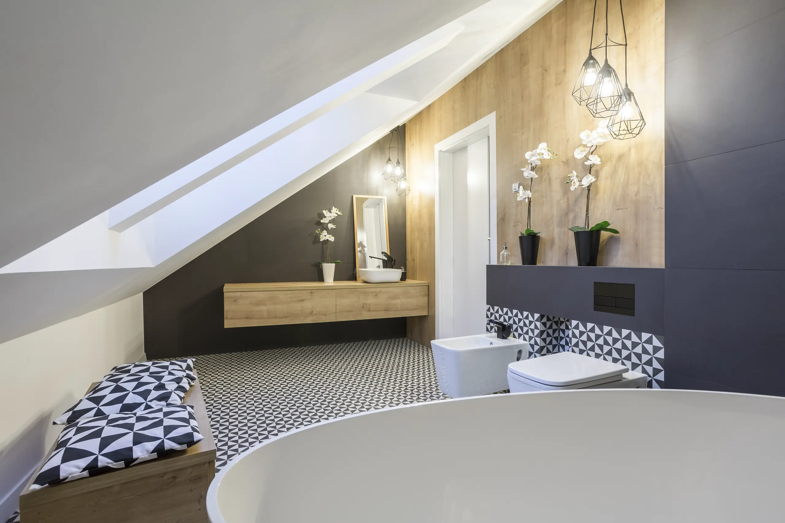 Modernes Badezimmer mit freistehender Badewanne, stilvollen Fliesen und Holzdetails
