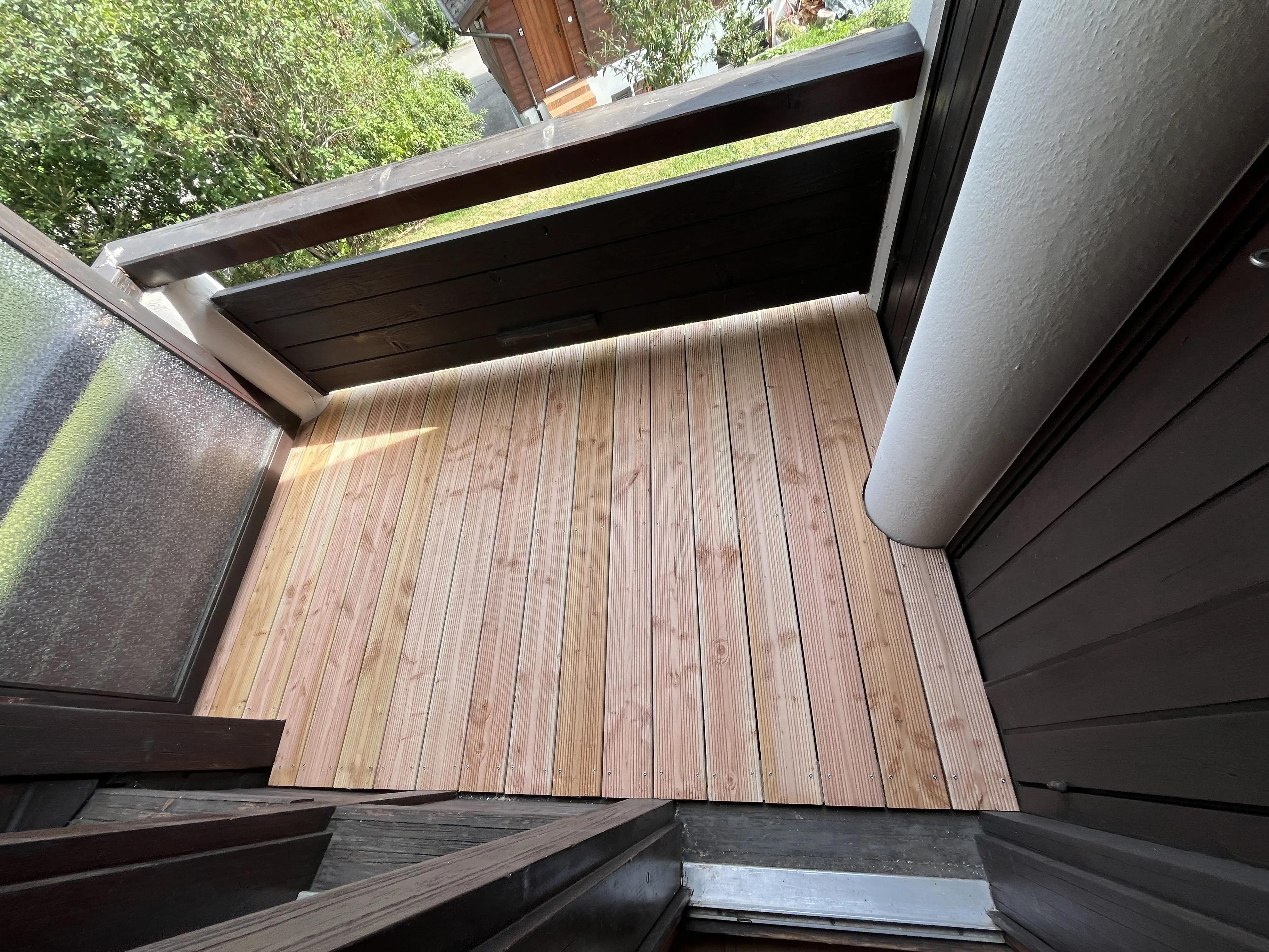 Neuer Holzbelag auf einer Balkonfläche im Aussenbereich
