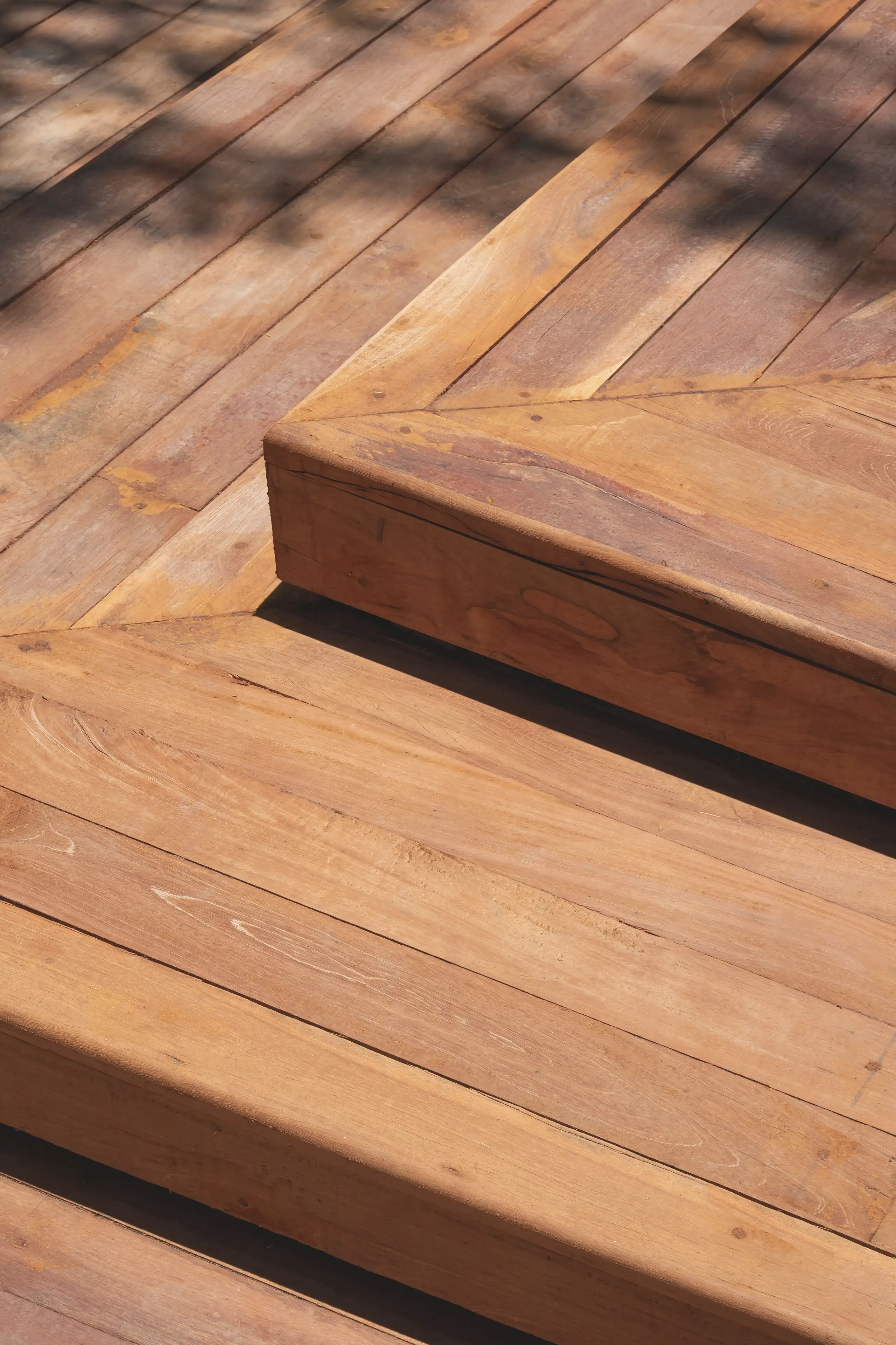 Holzterrasse mit Stufen und natürlichem Holzfinish