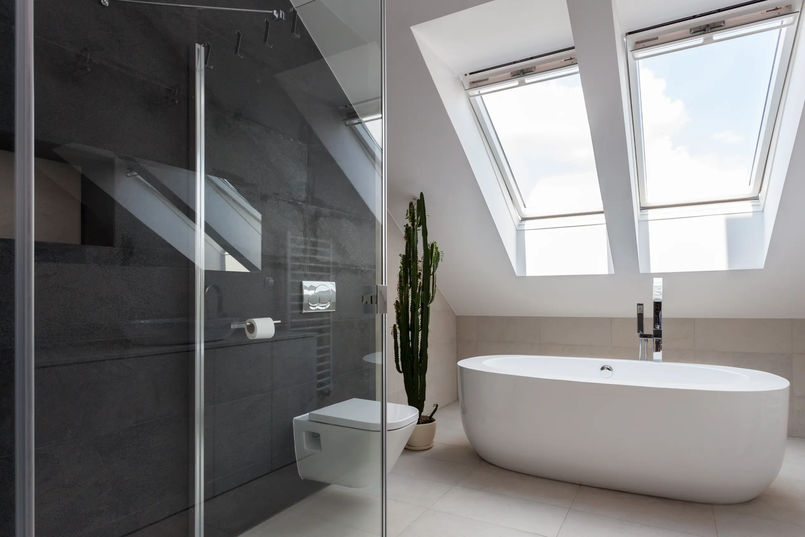 Modernes Badezimmer mit freistehender Badewanne und Glasduschkabine