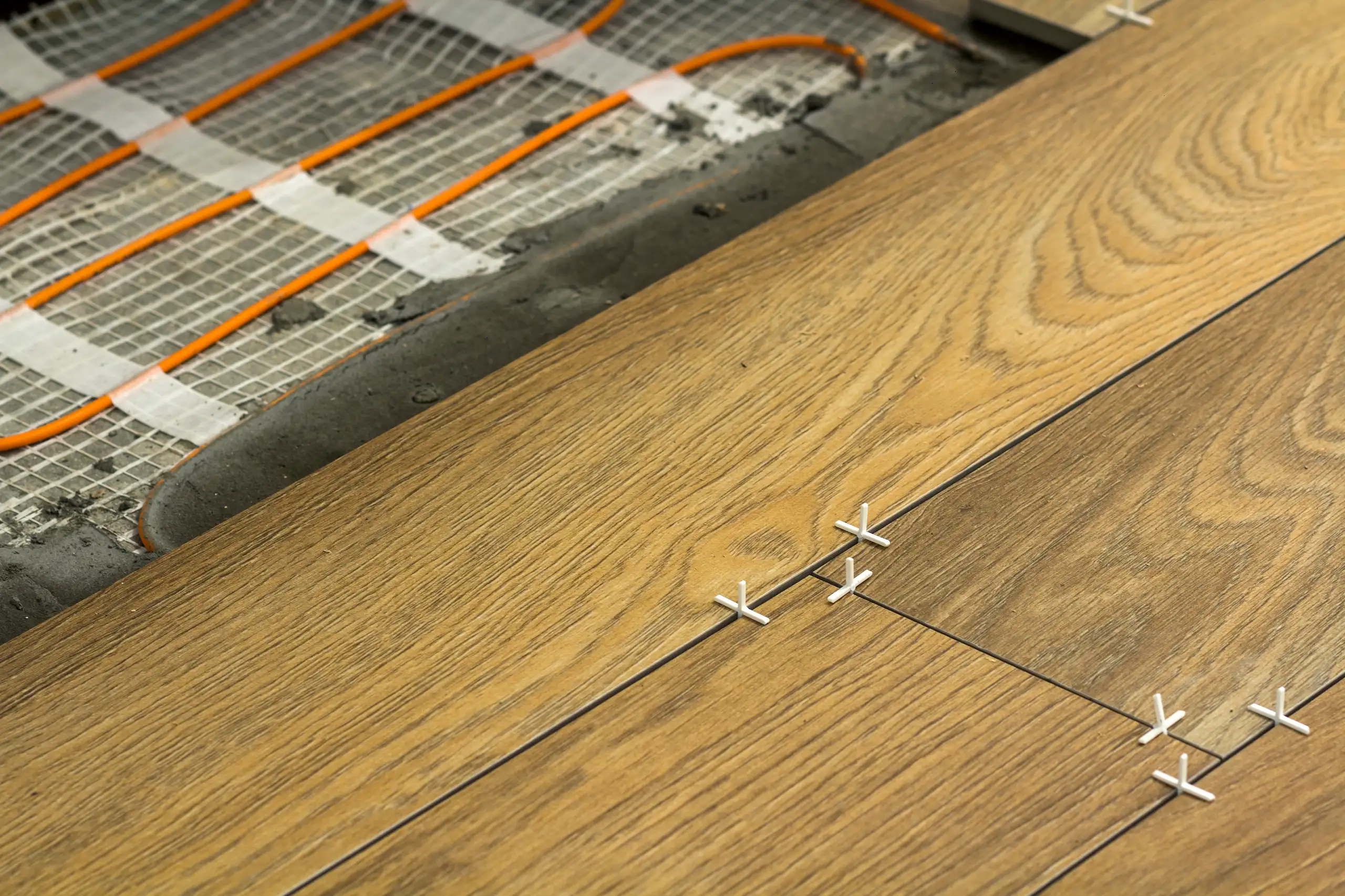 Verlegung von Bodenplatten mit Heizungsunterlage und Abstandhaltern