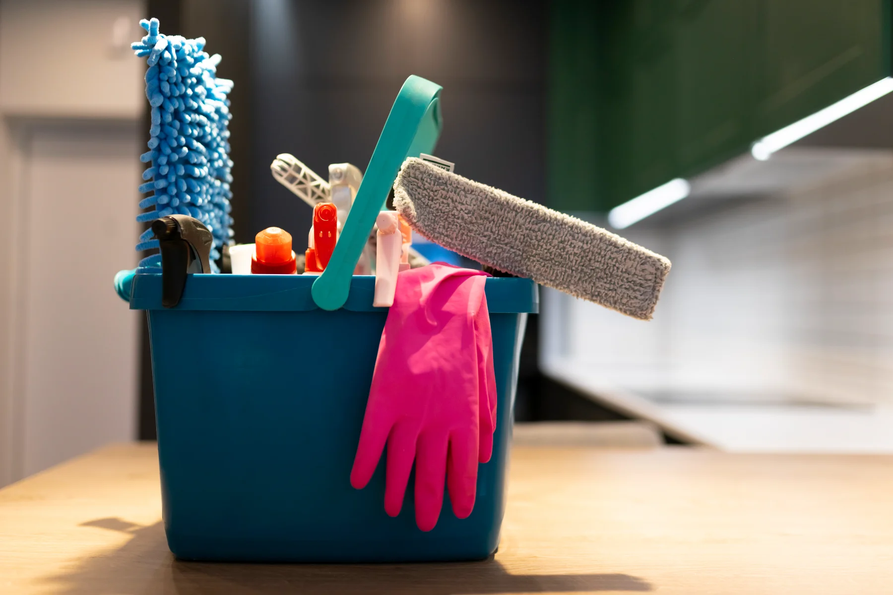 Reinigungsausrüstung in einem Putzkorb für die Wohnungsreinigung